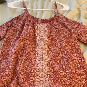 Long sleeve blouse with the shoulders cut out